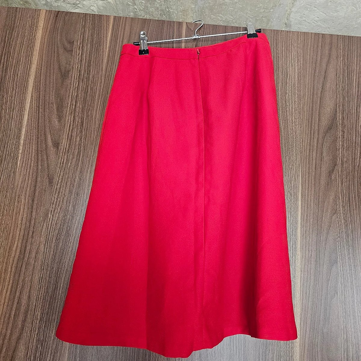 Classic pleated red midi skirt - photo 4