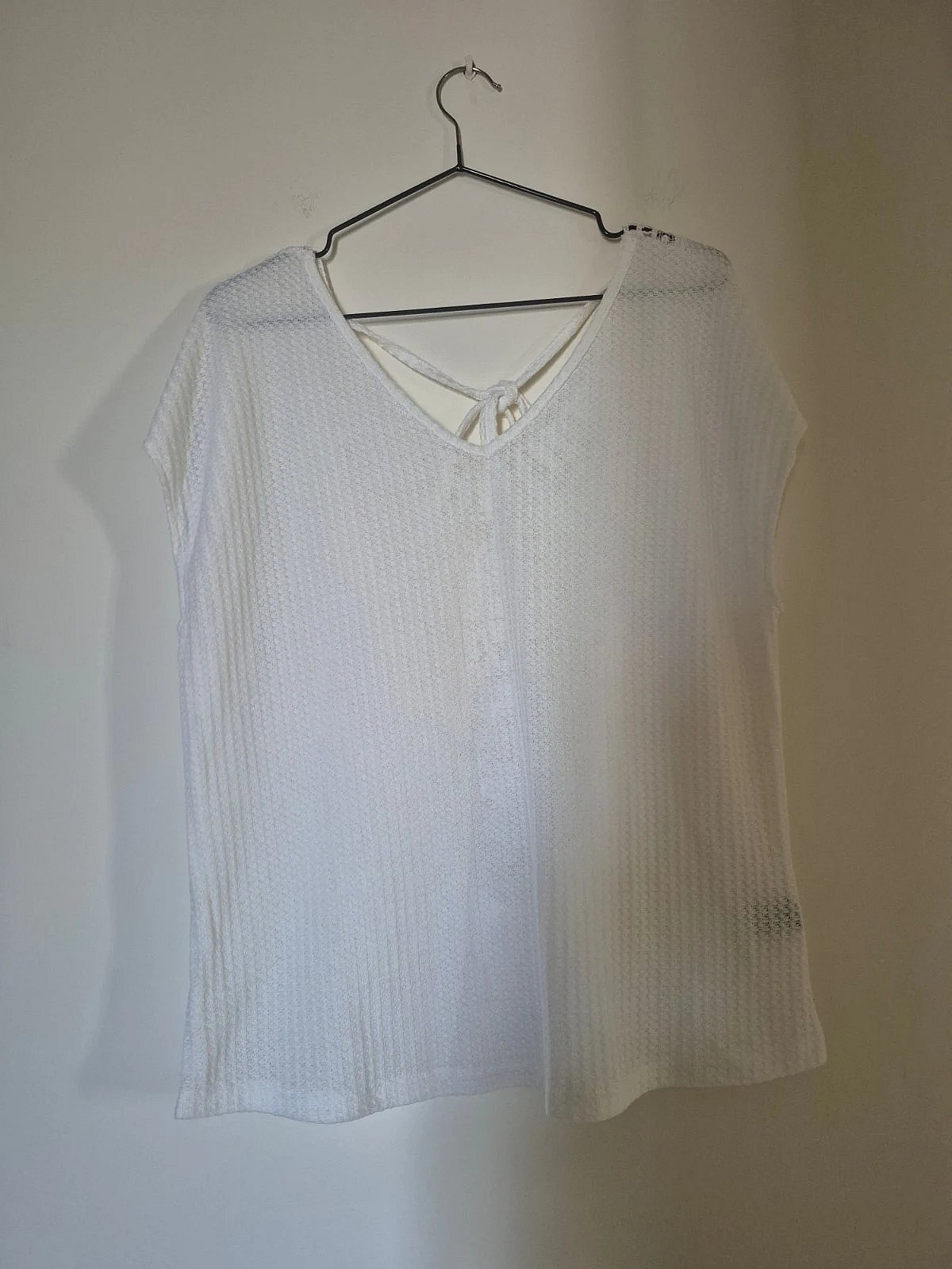Top blanco con detalle de ganchillo en la espalda, foto 3