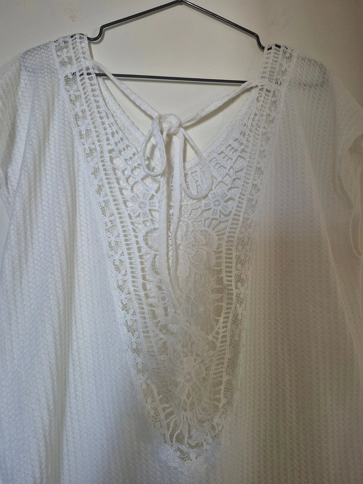 Top blanco con detalle de ganchillo en la espalda, foto 2