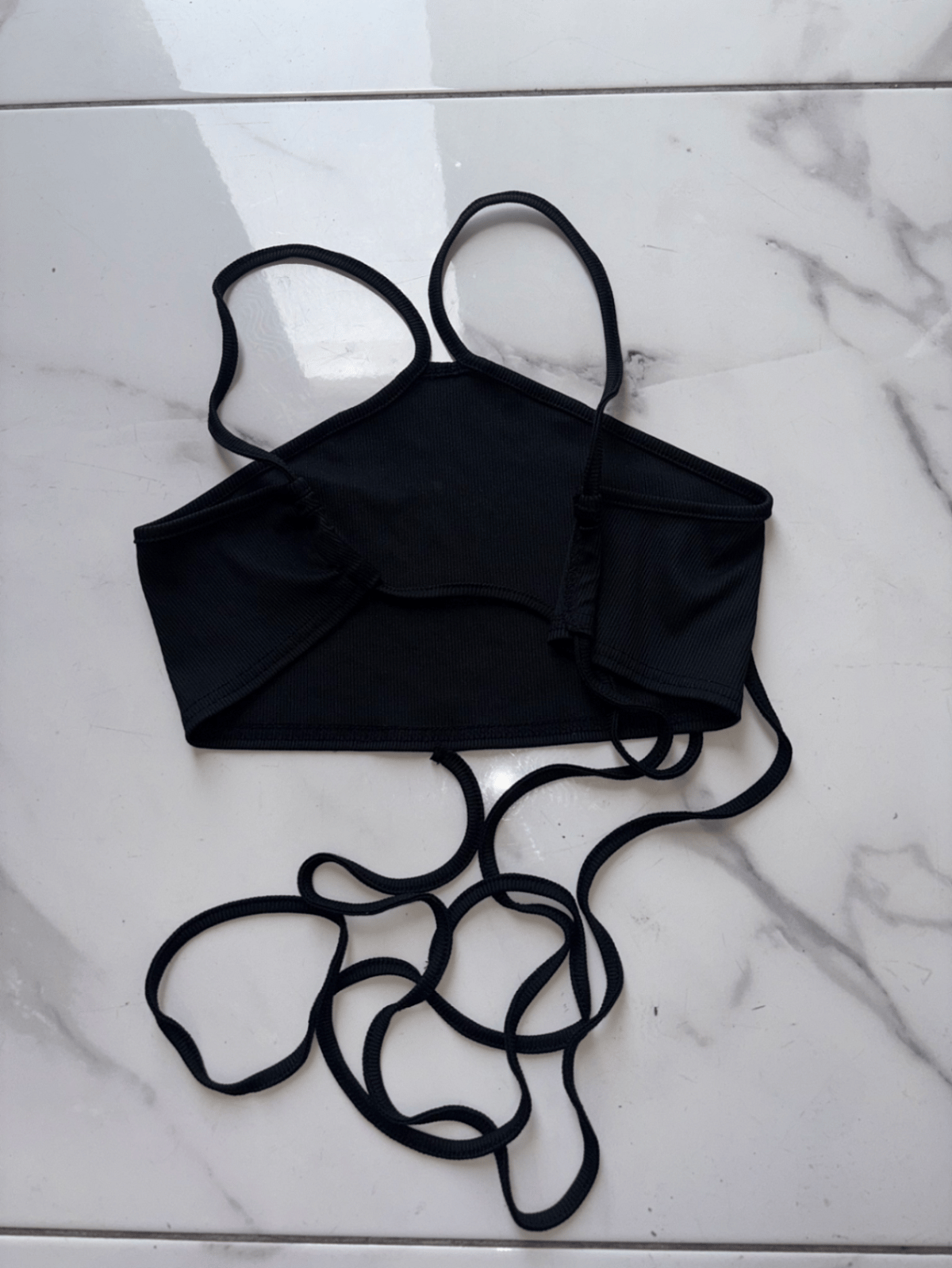 Top cropped canelado preto com decote halter, fotografia 2
