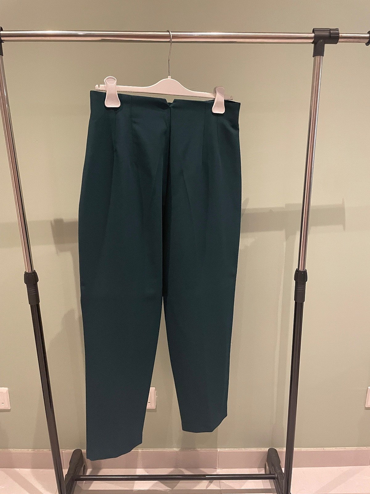 Dark green tailored high-waisted trousers, photo 4