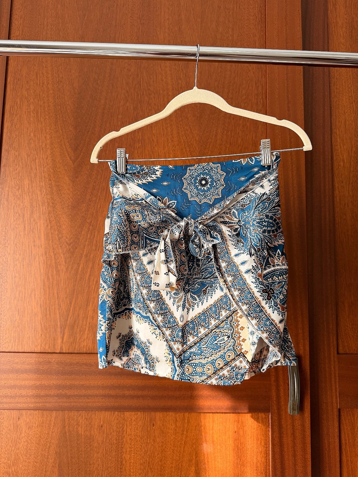 Set Shein blu-oro-bianco con top e gonna-pantaloncino, foto 2