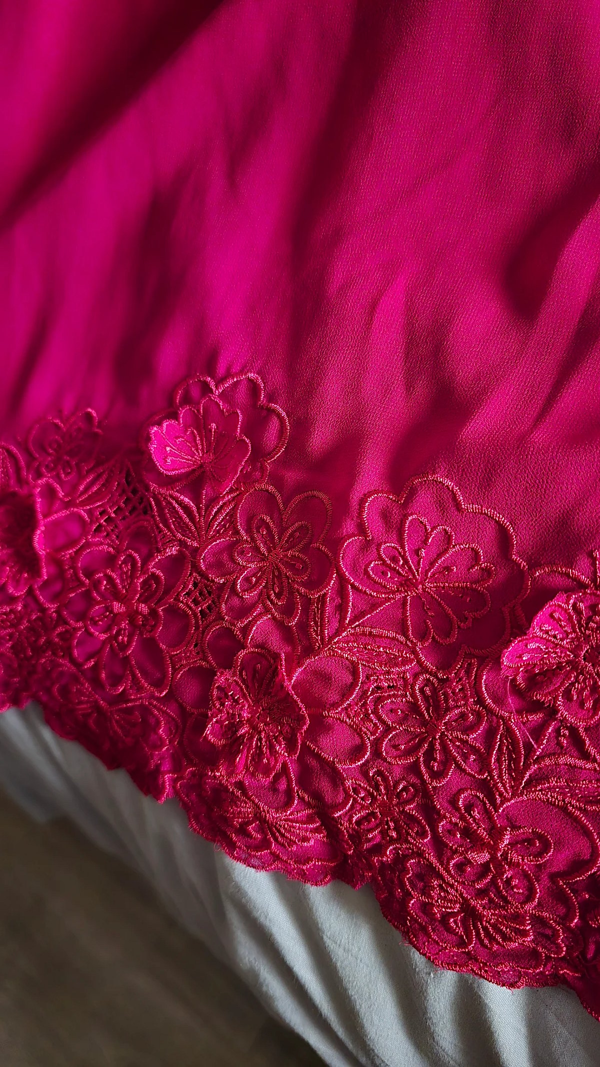Abito dritto rosa ricamato, foto 2