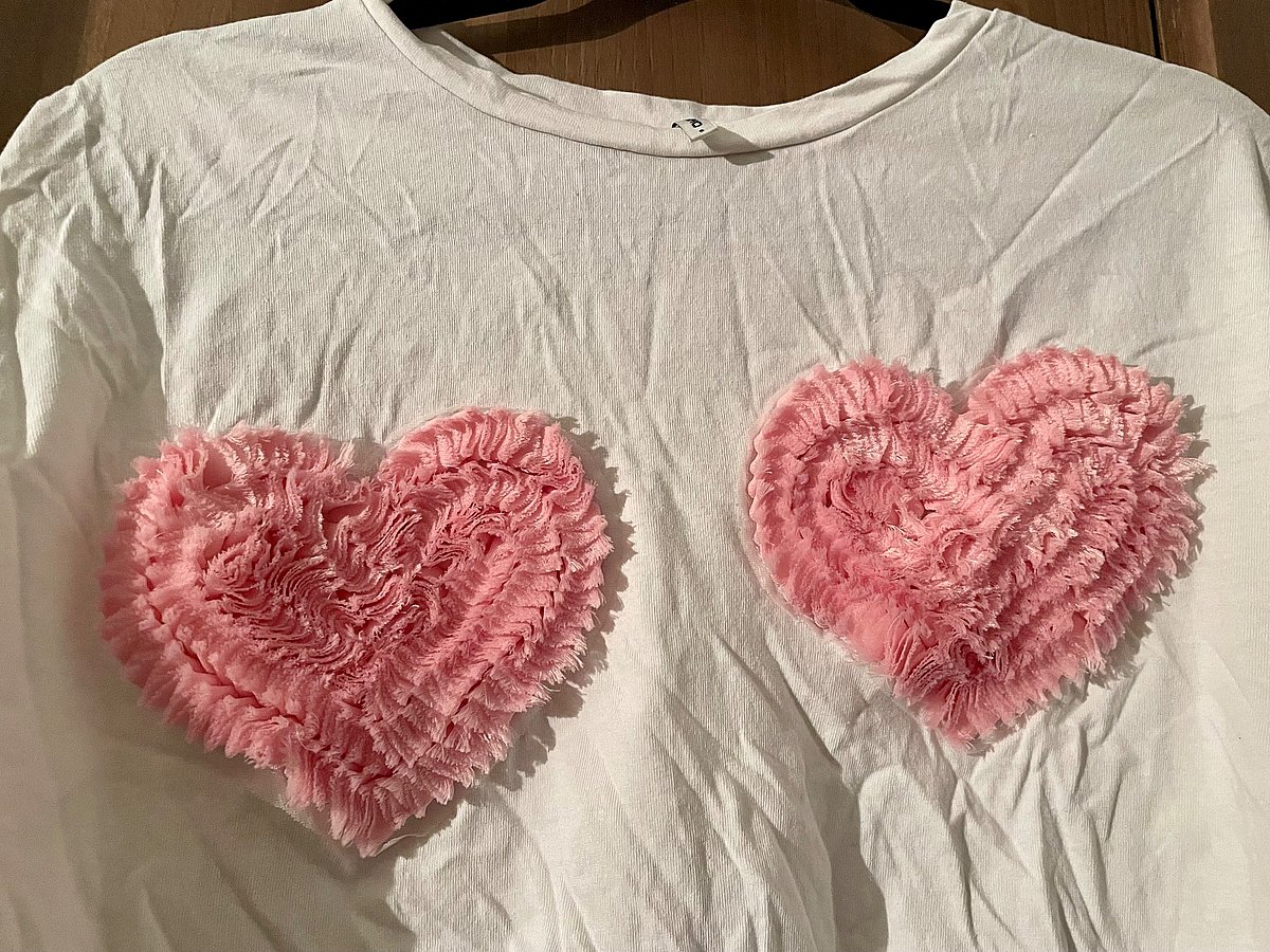 White tee with pink hearts, photo 2