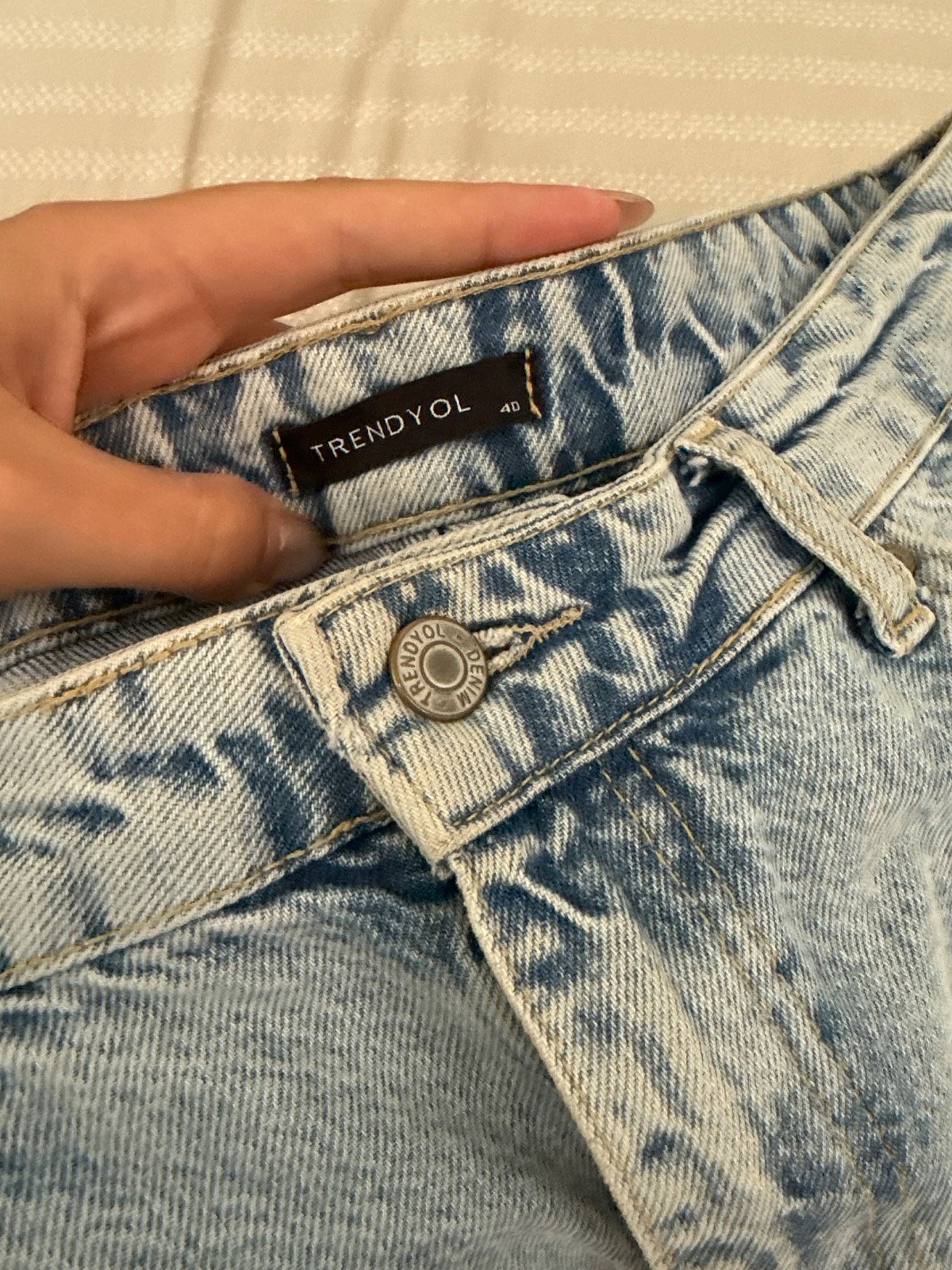 Jeans modello Mom alla moda, lavaggio chiaro, foto 5
