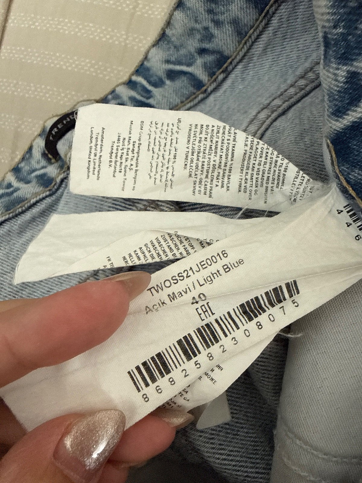 Jeans modello Mom alla moda, lavaggio chiaro, foto 3