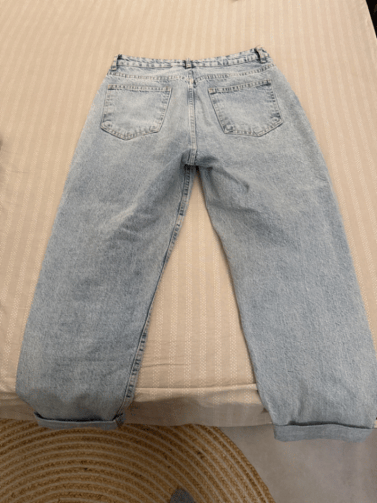 Jeans modello Mom alla moda, lavaggio chiaro, foto 2