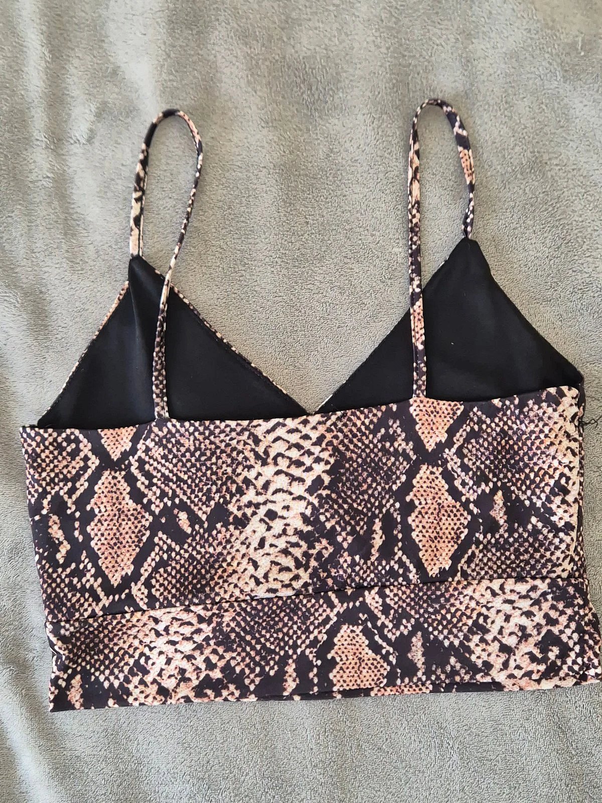 Top corto con cut-out e stampa serpente, foto 2