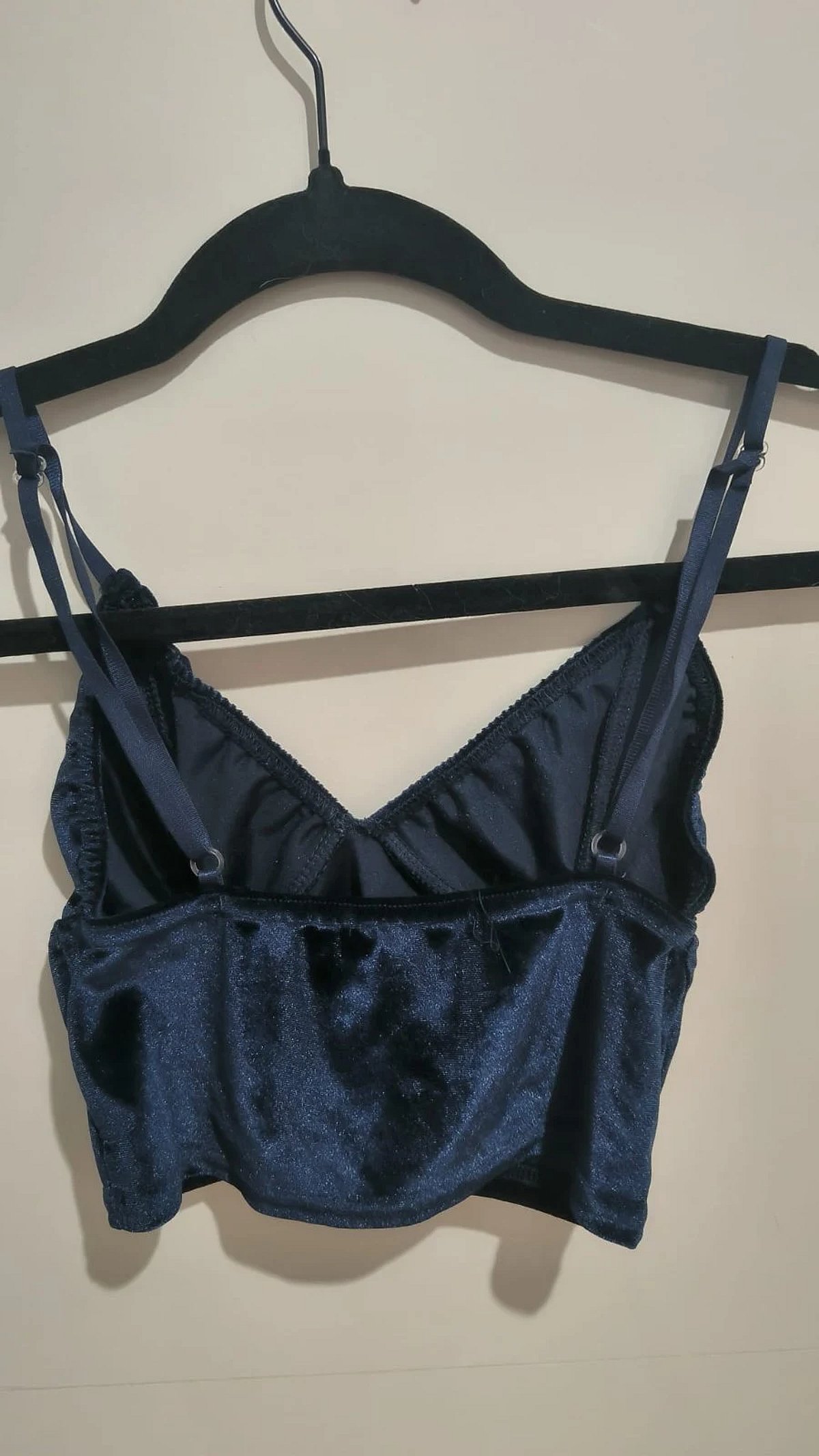 PrettyLittleThing velvet navy crop top, photo 3