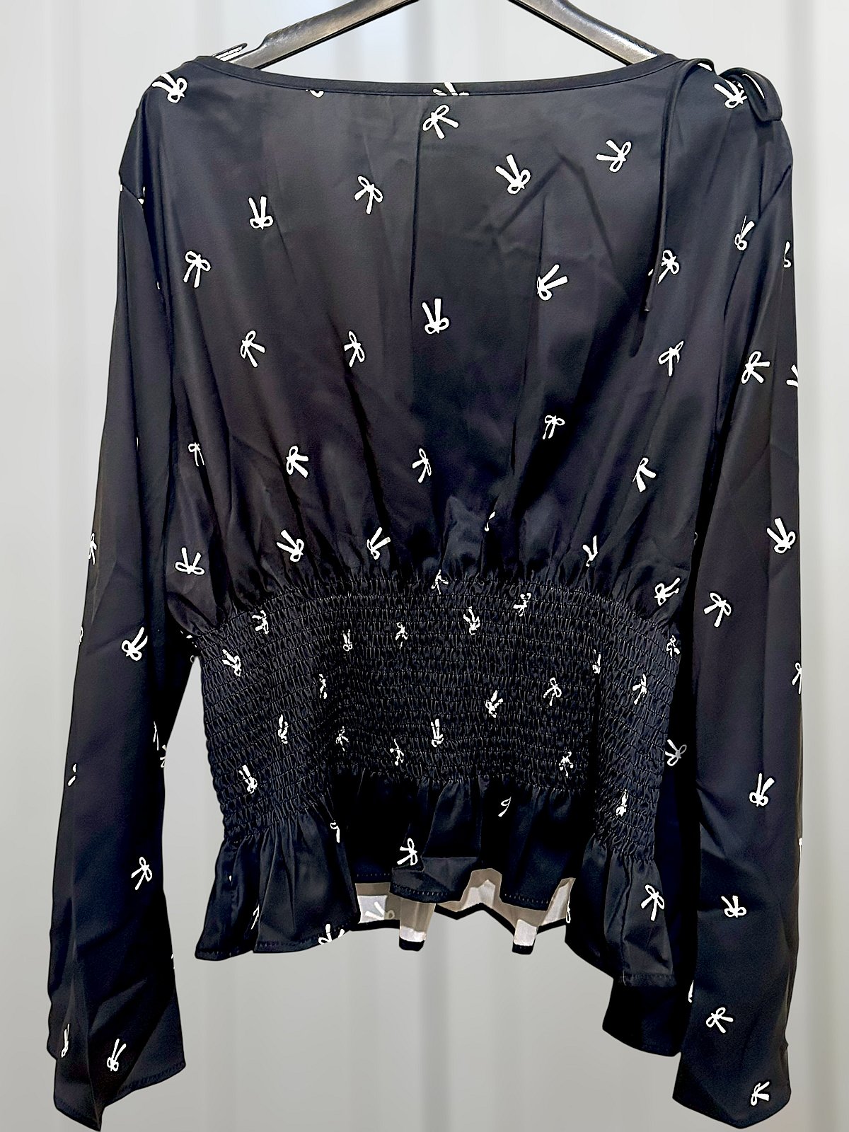 Shein Curve: camicetta nera a maniche lunghe, modello nuovo di zecca, con stampa a fiocchi bianchi e scollo rotondo con lacci, foto 2