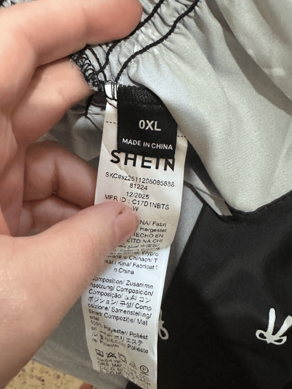 Shein Curve: camicetta nera a maniche lunghe, modello nuovo di zecca, con stampa a fiocchi bianchi e scollo rotondo con lacci, foto 3
