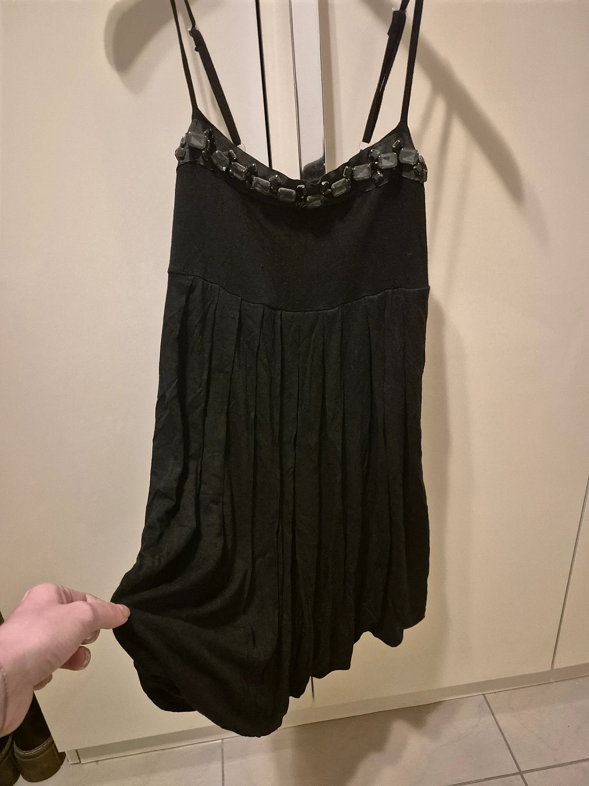 Abito senza maniche nero con decorazioni, foto 2