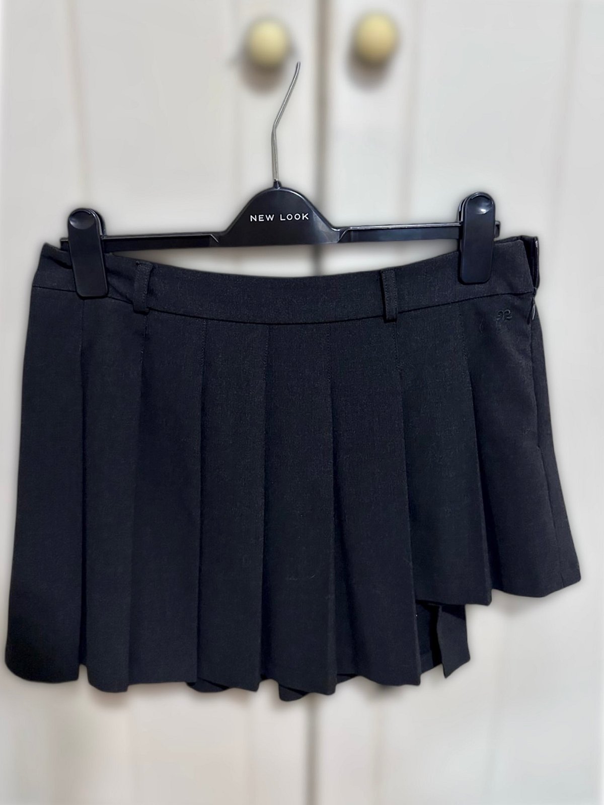 Pull and Bear: minigonna asimmetrica a pieghe, grigio scuro, nuova di zecca, foto 2