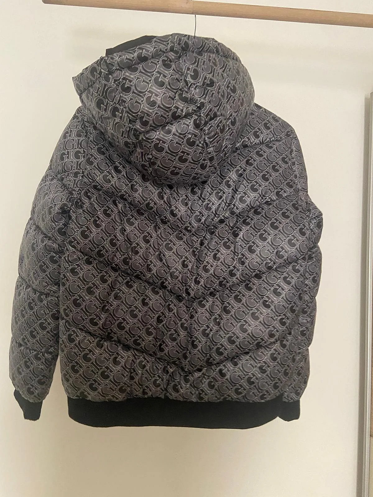 Chaqueta acolchada con capucha y monograma de Guess, foto 2