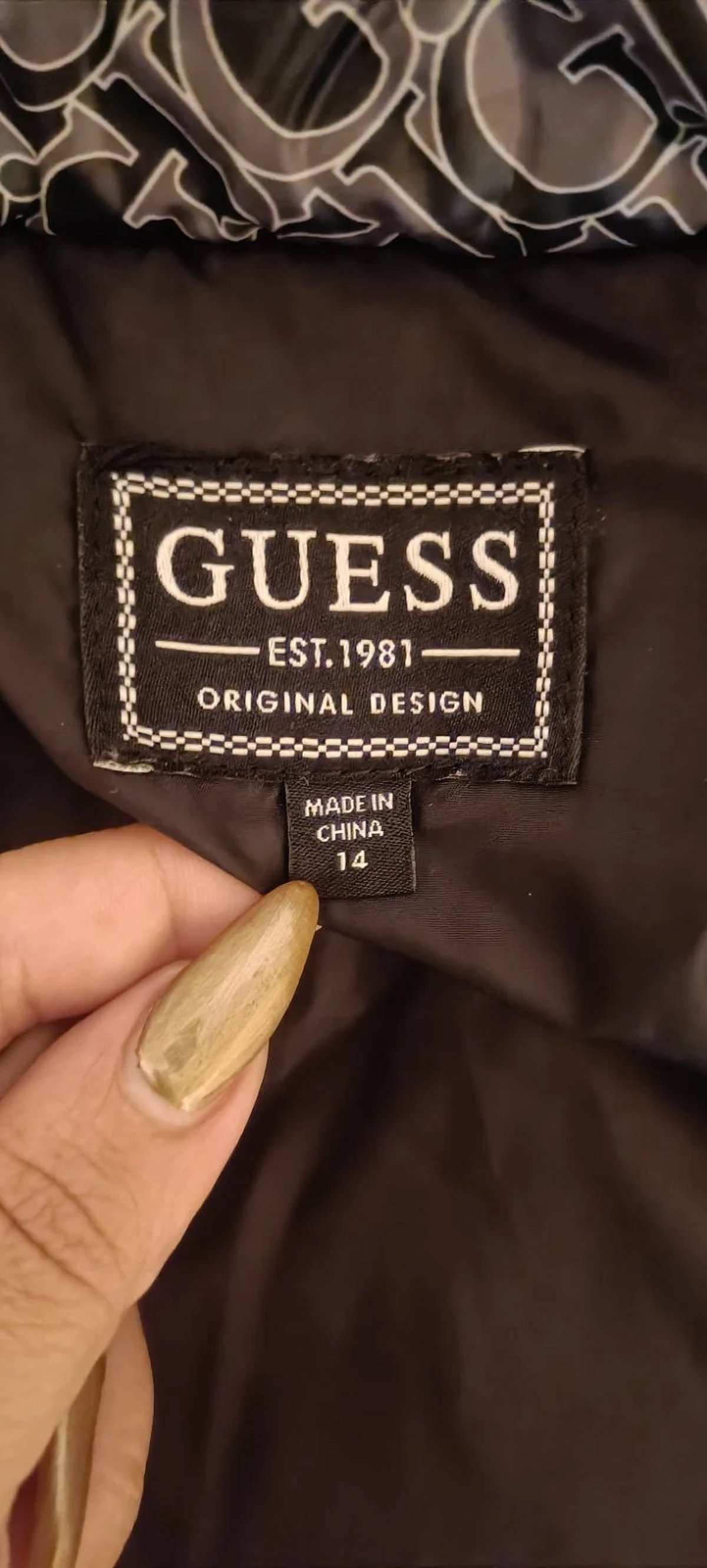 Chaqueta acolchada con capucha y monograma de Guess, foto 3