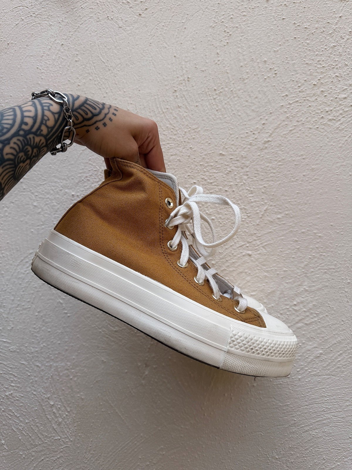 Converse Chuck Taylor All Star Lift Hi Platform Trainers in Gold, photo 2