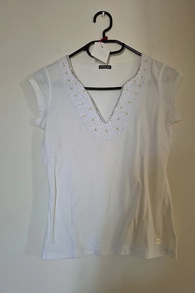 White V-neck beaded t-shirt