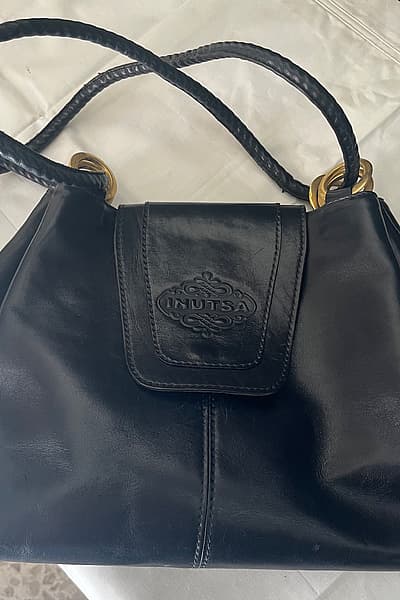 Borsa a tracolla classica in pelle nera by Inutsa — pre-loved on Thrifted.mt