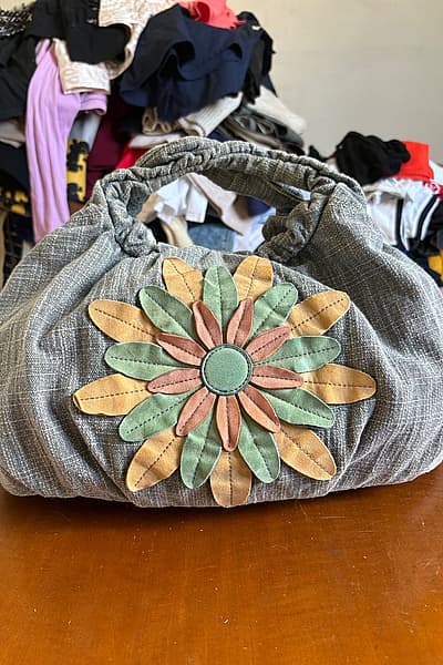 Grey linen handbag with flower — pre-loved on Thrifted.mt