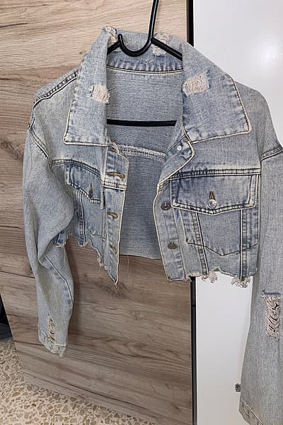 Light Wash Cropped Denim Jacket — pre-loved on Thrifted.mt