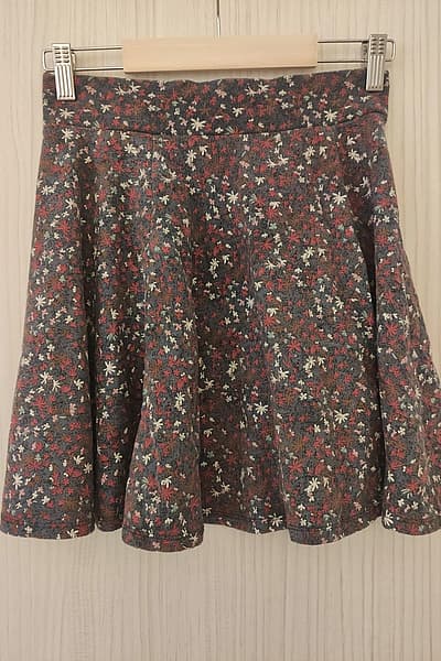 Floral pattern skater mini skirt by Clockhouse — pre-loved on Thrifted.mt