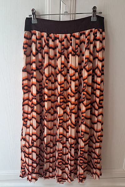 Scotch & Soda pleated skirt by Scotch & Soda — pre-loved on Thrifted.mt