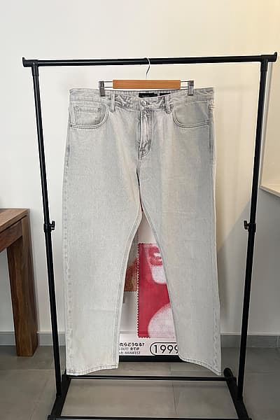 Massimo Dutti – Relaxed Fit Jeans | Light Grey | Size EUR 46 / UNWORN — pre-loved on Thrifted.mt