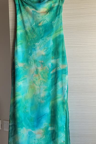 Green watercolour print midi dress by Bershka — pre-loved on Thrifted.mt