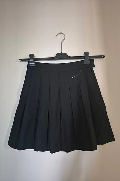 Black pleated mini skirt