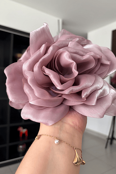 Pinza para el pelo grande con rosa de satén — pre-loved on Thrifted.mt