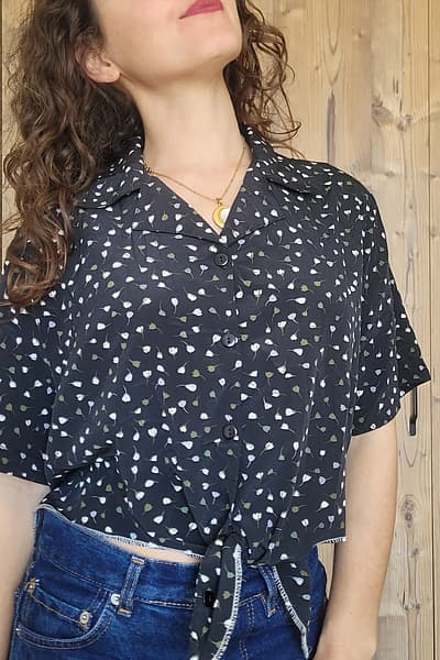 Patterned Short Sleeve Button-Up Blouse — pre-loved on Thrifted.mt