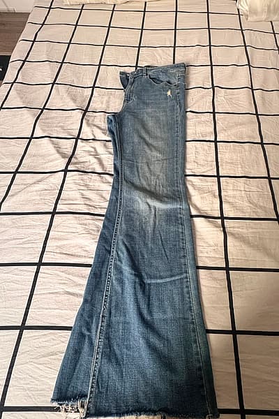 Jeans a zampa di elefante Stradivarius con lavaggio chiaro by Stradivarius — pre-loved on Thrifted.mt