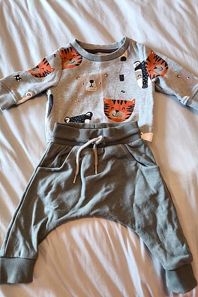 Completo per neonato con stampa animalier by Next — pre-loved on Thrifted.mt