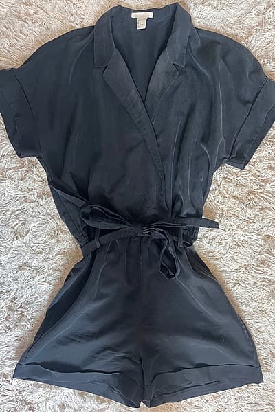 H&M 36 short playsuit by H&M — pre-loved on Thrifted.mt