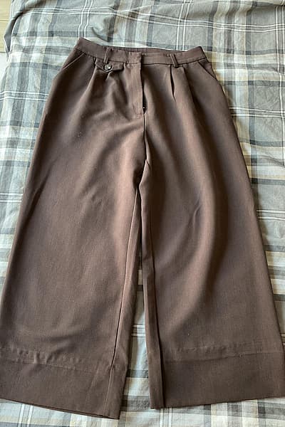 Chocolate brown wide-leg trousers by Kiabi — pre-loved on Thrifted.mt