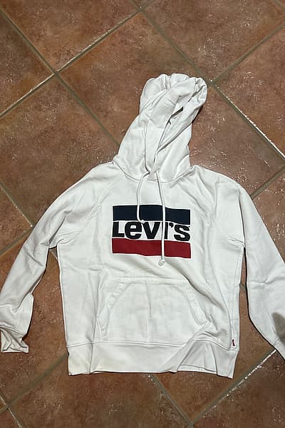 White Levi's Graphic Hoodie by Levi's — pre-loved on Thrifted.mt