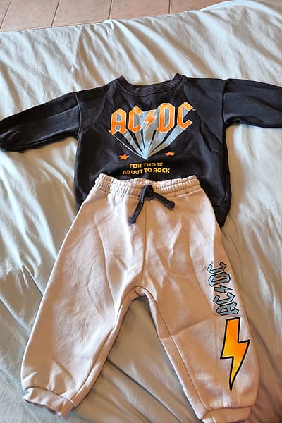 AC/DC baby sweatshirt and joggers by Lefties — pre-loved on Thrifted.mt