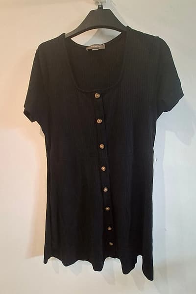 Black ribbed button-front top by Primark — pre-loved on Thrifted.mt
