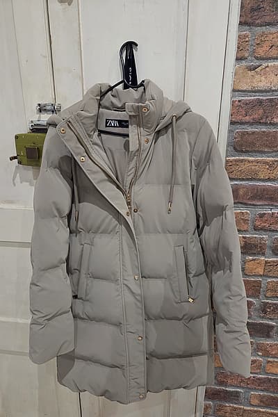 Zara hooded puffer coat beige by Zara — pre-loved on Thrifted.mt