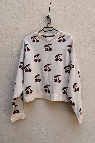 Maglione a maniche lunghe ASOS Design con motivo a ciliegie by ASOS DESIGN — pre-loved on Thrifted.mt
