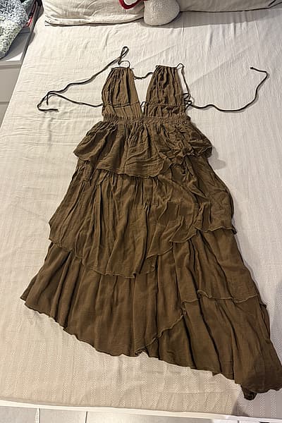 Backless tiered olive maxi dress by BSL — pre-loved on Thrifted.mt