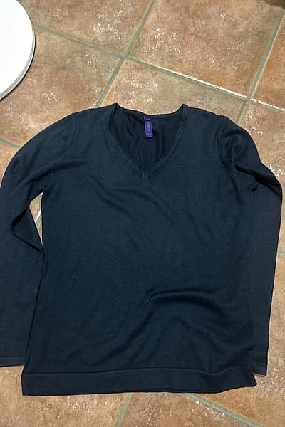 Navy V-neck knitted sweater by Henbury — pre-loved on Thrifted.mt