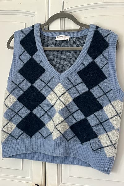 Knitted vest by Bershka — pre-loved on Thrifted.mt