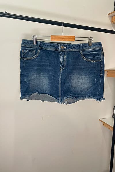 Denim frayed mini skirt — pre-loved on Thrifted.mt