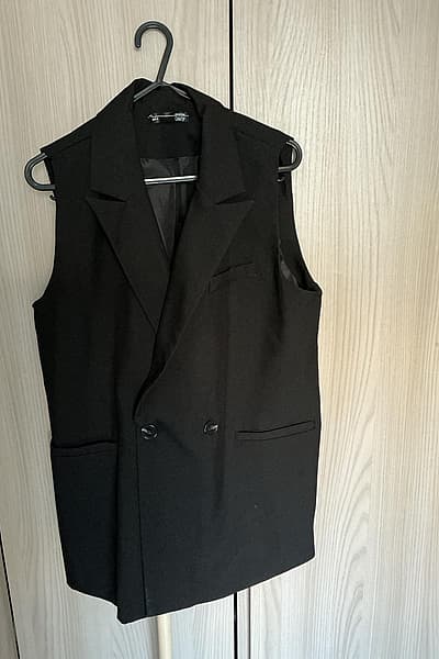 Black sleeveless tailored waistcoat blazer by Dazy — pre-loved on Thrifted.mt
