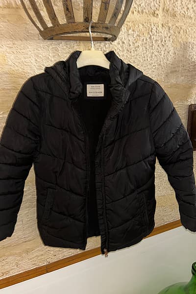 Black hooded puffer jacket by Zara — pre-loved on Thrifted.mt