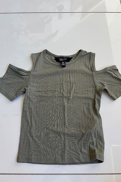Ribbed Khaki Cold Shoulder Top by New Look — pre-loved on Thrifted.mt