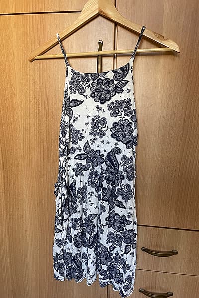 Boohoo floral dress — pre-loved on Thrifted.mt