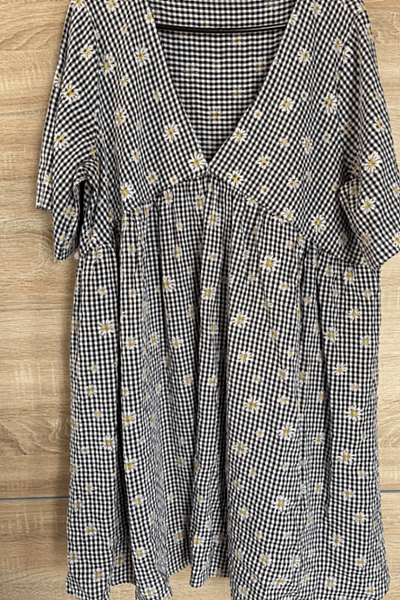Gingham Daisy Smock Dress by boohoo — pre-loved on Thrifted.mt