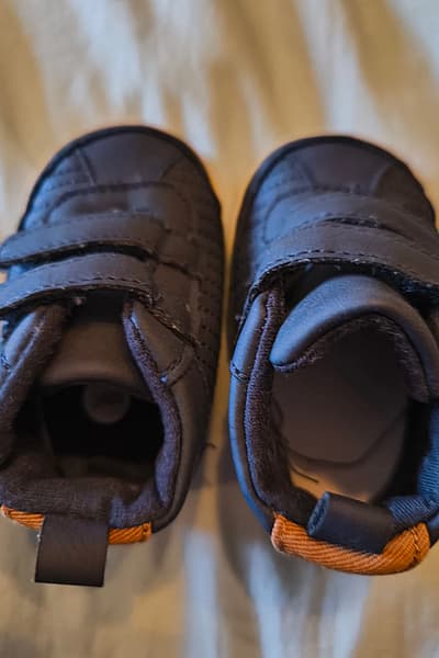 Baby boy navy trainers — pre-loved on Thrifted.mt